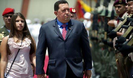 Tổng thống Hugo Chavez và con gái Rosa Ines khi ông lên đường tới Brasil.
